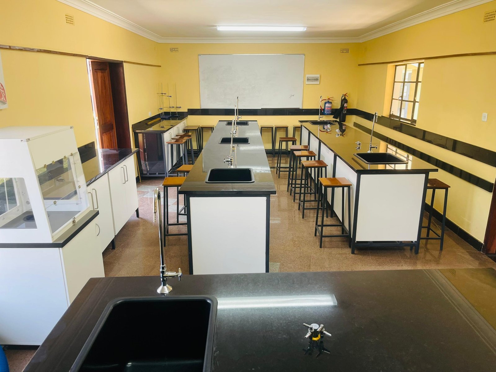 Turnkey Laboratory Fit-Out & Island Workbenches